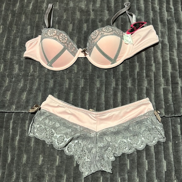 Stunning set of intimate under garments. - Picture 2 of 3